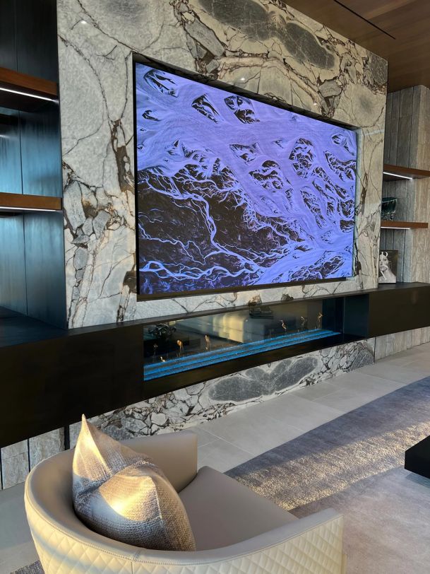 White and marble Media Room with a big TV Screen